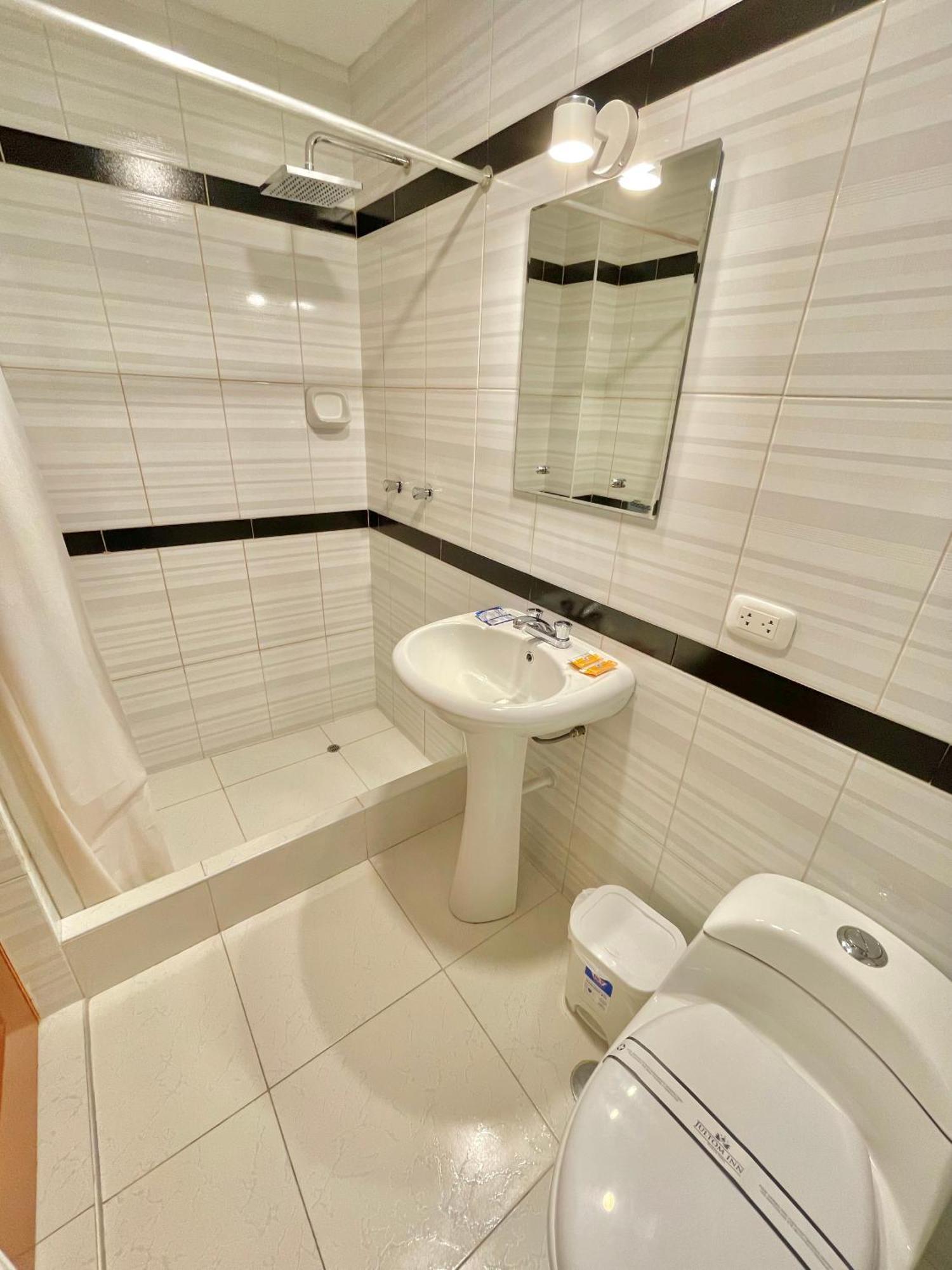 Jultom Inn Hotel & Suites Trujillo Kültér fotó